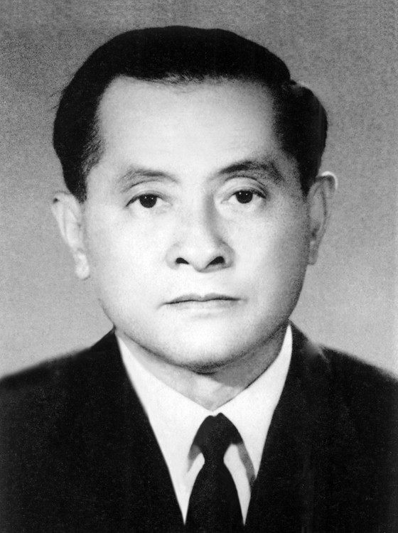 Đồng chí Nguyễn Lam - Bí thư thứ nhất nhiệm kì I, II (1950 - 1962) tên thật Lê Hữu Vỵ (SN 31/12/1921; mất năm 1990). Quê quán: Xã Tiên Tân, huyện Duy Tiên, tỉnh Hà Nam Ninh nay tỉnh Hà Nam. Chức vụ: Nguyên Bí thư Thành ủy Hà Nội; nguyên Phó Thủ tướng Chính phủ; Đại biểu Quốc hội khóa II, IV, V, VI, VII. Đồng chí được tặng thưởng Huân chương Hồ Chí Minh, Huân chương Sao Vàng (truy tặng năm 2007) và nhiều huân chương khác.