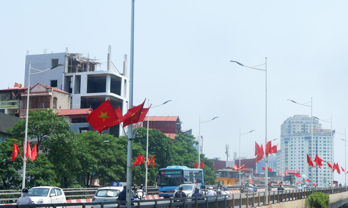 Khắp các con phố trên địa bàn Thủ đô Hà Nội đã được trang trí để chào mừng kỷ niệm 75 năm Cách mạng Tháng Tám và Quốc khánh 2/9 với nhiều hình thức đa dạng.