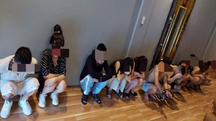 13 đối tượng sử dụng ma túy trong quán Karaoke: Ngày 28/6, Công an tỉnh Cao Bằng cho biết, vừa bắt giữ 13 đối tượng có hành vi sử dụng ma túy trong quán karaoke tại thị trấn Xuân Hòa, huyện Hà Quảng, tỉnh Cao Bằng. Tại hiện trường, lực lượng chức năng thu giữ được 0,99g Ketamine, khám xét trên người đối tượng Lê Dũng Trí (SN 1995, ở Cao Bằng) thu giữ thêm 0,56g ma túy tổng hợp. Test nhanh 13 đối tượng đều dương tính với ma túy.