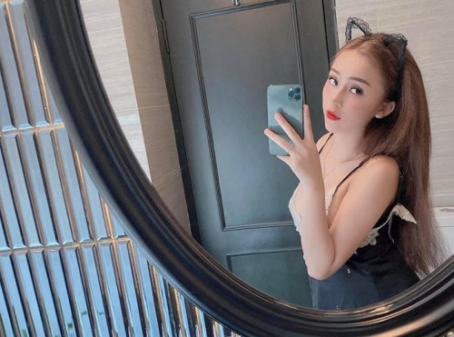 Để tăng thêm lợi nhuận, Hằng tuyển dụng cặp tình nhân Quang và Dung để làm "chân rết" chuyên đi giao ma tuý.