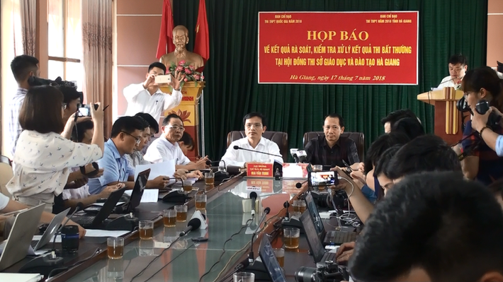 Khởi tố vụ gian lận thi cử xảy ra vào năm 2017 tại Hà Giang: Ngày 29/9, Cơ quan An ninh điều tra Công an tỉnh Hà Giang cho biết, vừa khởi tố vụ án "lợi dụng chức vụ, quyền hạn trong khi thi hành công vụ" để điều tra dấu hiệu gian lận thi cử xảy ra vào tháng 7/2017 tại tỉnh Hà Giang.