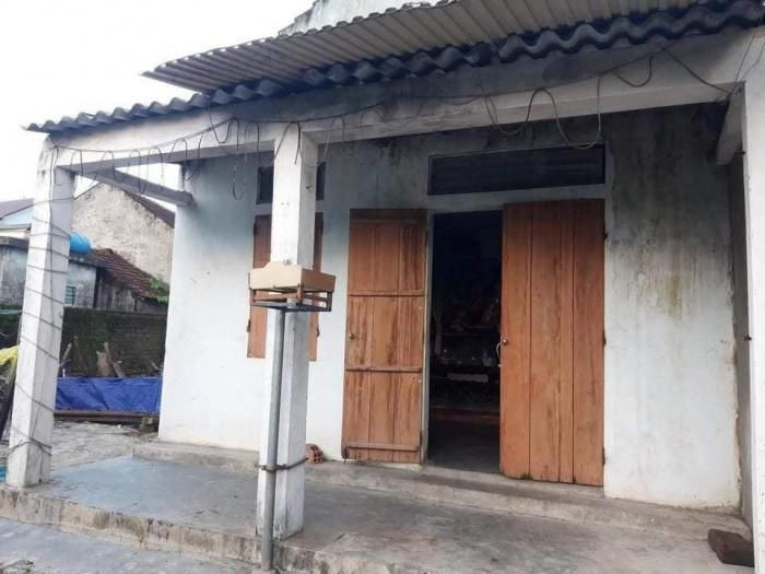 Nam sinh lớp 8 chết trong tư thế treo cổ: Sáng 29/9, UBND xã Kỳ Châu, huyện Kỳ Anh, tỉnh Hà Tĩnh cho biết, em N. V. P. (học sinh lớp 8, trú tại địa phương) vừa được phát hiện tử vong trong tư thế treo cổ sau nhà. Được biết, gia đình em P. có hoàn cảnh khó khăn, mẹ bỏ đi từ lúc em lên 2 tuổi, bố đi làm ở miền Nam. P. ở cùng với ông bà nội trên 80 tuổi.
