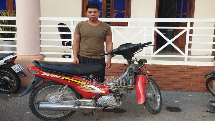 Lợi dụng hàng xóm sơ hở, người đàn ông trộm xe máy: Thấy nhà hàng xóm để xe máy sơ hở, không có người trông coi, Nguyễn Văn Quân (SN 1986, trú huyện Lạng Giang, Bắc Giang) đã nhanh tay lấy trộm. Sau đó, Quân đã tháo dời các bộ phận trên xe để mang đi tiêu thụ. Ngày 29/9, Quân bị Công an huyện Lạc Giang tạm giữ để điều tra.