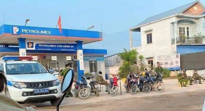 Nữ nhân viên bán xăng bị sát hại lúc rạng sáng: Trong lúc đang trực bán xăng dầu tại cửa hàng xăng ở huyện Đại Từ, tỉnh Thái Nguyên, chị Đ. (SN 1984, trú cùng địa phương) bị một người đàn ông, nghi là chồng cũ sát hại. Sau đó người này cũng tự sát nhưng được phát hiện và đưa đi bệnh viện cấp cứu.