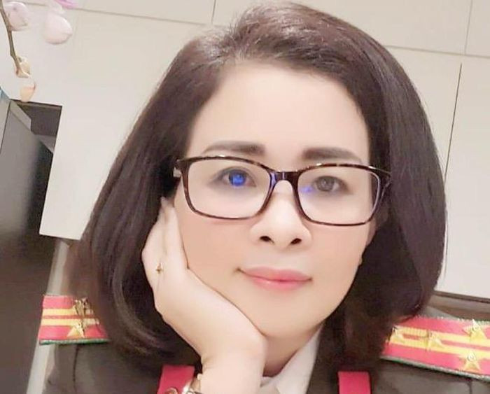 Giả danh đại tá công an, lừa đảo chiếm đoạt nhiều tỷ đồng: "Nhặt" được bộ sắc phục an ninh mùa đông gắn sẵn quân hàm đại tá, Mai Thị Lan (SN 1977, trú tại phường Giảng Võ, quận Ba Đình, Hà Nội) đã chụp ảnh, đăng lên mạng xã hội để mọi người tin tưởng để cho vay tiền nhằm mục đích lừa đảo chiếm đoạt hàng tỷ đồng của các nạn nhân. Ngày 13/10, Lan bị Công an quận Bắc Từ Liêm khởi tố, bắt tạm giam.
