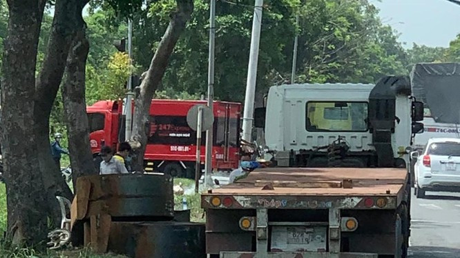 Xe đầu kéo rơi 2 cuộn thép nặng, đè trúng người bán vé số: Sáng 5/3/2022, trên đường Nguyễn Văn Linh, huyện Bình Chánh, TP HCM, xe đầu kéo chở theo 2 cuộn thép nặng hàng chục tấn thì tài xế phanh gấp để tránh người đi bộ qua đường đột ngột khiến 2 cuộn thép trên rơ-moóc bị đứt dây xích rơi xuống đường đè trúng người đàn ông bán vé số đứng trên vệ đường và xe máy của người này. Hậu quả khiến người đàn ông bị thương nặng, xe máy bị hư hỏng.