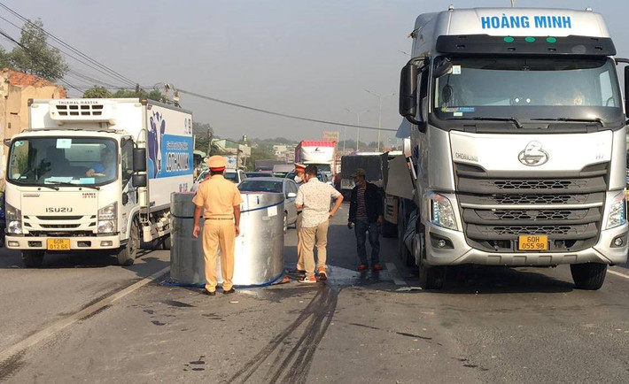 Cuộn thép trên xe đầu kéo rơi xuống đường: Sáng 8/4/2022, xe đầu kéo biển số 60H-055.98 chở theo 2 cuộn thép nặng hàng chục tấn, lưu thông trên quốc lộ 51 hướng từ TP.Biên Hòa đi huyện Long Thành. Khi vừa lên dốc 47 (TP Biên Hòa, tỉnh Đồng Nai) thì bất ngờ, sợi dây xích chằng cuộn sắt bị đứt, khiến cuộn sắt lăn về phía trước, đập vào phía sau cabin và thùng dầu của xe đầu kéo rồi văng xuống đường. Sự cố làm cabin xe đầu kéo hư hỏng, thùng chứa dầu của xe cũng bị móp méo. Vụ việc còn khiến giao thông qua khu vực ùn tắc nghiêm trọng.