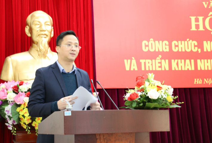 Ông Uông Việt Dũng sinh năm 1983, có trình độ cao cấp lý luận chính trị; kỹ sư chuyên ngành kỹ thuật máy bay, Đại học Tổng hợp quốc gia hàng không dân dụng Xanh Petecbua (Nga); cử nhân chuyên ngành tài chính doanh nghiệp đại học Kinh tế quốc dân, thạc sỹ quản trị nguồn nhân lực đại học Công đoàn.