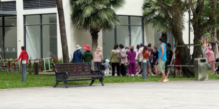 Mẹ và con 3 tháng tuổi rơi từ tầng 12 chung cư tử vong: Ngày 4/10, Công an TP Thủ Đức, TP HCM khám nghiệm hiện trường điều tra làm rõ nguyên nhân tử vong của chị T. (SN 1989, quê Nha Trang, Khánh Hòa) cùng bé trai 3 tháng tuổi tại khuôn viên tòa nhà S102, khu chung cư cao cấp nằm trên đường Nguyễn Xiển, phường Long Thạnh Mỹ. Được biết chị T. vừa mới sinh đôi được 1 bé trai và 1 bé gái, sống cùng chồng và mẹ chồng tại căn hộ tầng 12, chung cư trên. Bước đầu xác định chị T. và con trai rơi từ khu vực tầng 12 xuống sảnh tử vong.
