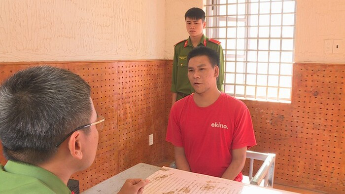 3. Bị cướp dùng dao khống chế tại nghĩa trang, người phụ nữ dụ về nhà để lấy tiền: Ngày 2/11, Công an thị xã Buôn Hồ, tỉnh Đắk Lắk thông tin, hoàn tất hồ sơ để chuyển VKSND cùng cấp truy tố đối tượng Nguyễn Chí Thương (32 tuổi, ngụ xã Bình Thuận, thị xã Buôn Hồ) về tội cướp tài sản. Khoảng 17h ngày 21/7, chị Nguyễn Thị Mỹ Tr. (25 tuổi, ngụ xã Bình Thuận) đến nghĩa trang Bình Hòa (thuộc xã Bình Thuận) để làm cỏ, viếng mộ của người thân. Phát hiện chị Tr. đi một mình, Thương cầm 1 cao dao, 1 viên gạch đến chỗ chị Tr. và đe dọa, yêu cầu chị phải đưa tiền. Tuy nhiên, chị Tr. đã vùng ra bỏ chạy.