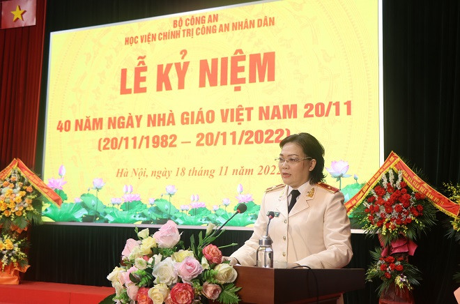 Gần 30 năm công tác trong lực lượng CAND, Thiếu tướng Đinh Ngọc Hoa đã vinh dự được nhận nhiều Bằng khen của Thủ tướng Chính phủ; Bằng khen của Bộ Công an về thành tích xuất sắc trong công tác tham mưu, phục vụ chiến đấu, giữ gìn an ninh chính trị, trật tự an toàn xã hội và rất nhiều phần thưởng khác của Tổng cục Chính trị CAND, Văn phòng Bộ Công an.