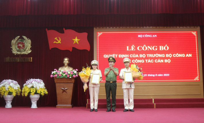 Chiều 1/8, tại Trường Cao đẳng ANND I, Bộ Công an đã tổ chức Lễ công bố quyết định của Bộ trưởng Bộ Công an về công tác cán bộ. Tại buổi lễ, lãnh đạo Cục Tổ chức cán bộ công bố các quyết định của Bộ trưởng Bộ Công an điều động Thiếu tướng, PGS.TS Đinh Ngọc Hoa, Phó Giám đốc Học viện Chính trị CAND đến nhận công tác và giữ chức vụ Hiệu trưởng Trường Cao đẳng ANND I. Cùng với đó, điều động Đại tá, TS Trần Văn Tuấn, Hiệu trưởng Trường Cao đẳng ANND I nhận công tác và giữ chức vụ Phó Giám đốc Học viện Chính trị CAND.