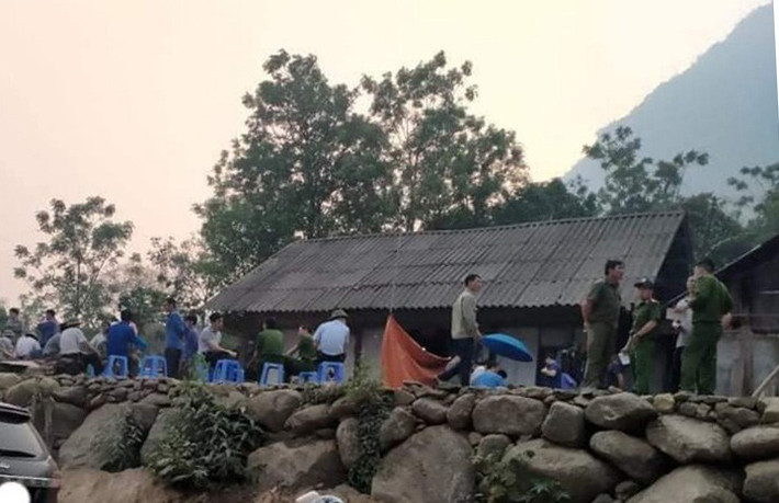 Theo hồ sơ vụ án, khoảng 11h ngày 2/4/2021, anh Vàng Văn Quang (SN 1978, trú thôn Làng Mới, xã Mường Vi, huyện Bát Xát, tỉnh Lào Cai) bàng hoàng phát hiện mẹ đẻ là bà Vùi Thị Cắm (SN 1956, trú thôn Làng Mới, xã Mường Vi) tử vong trong bể nước của gia đình, trên gáy có nhiều vết bầm tím, tủ của gia đình bị cậy phá. Khoảng 12h cùng ngày, thông tin về vụ án được chuyển đến Phòng Cảnh sát hình sự Công an tỉnh Lào Cai… (Ảnh Dân Việt)
