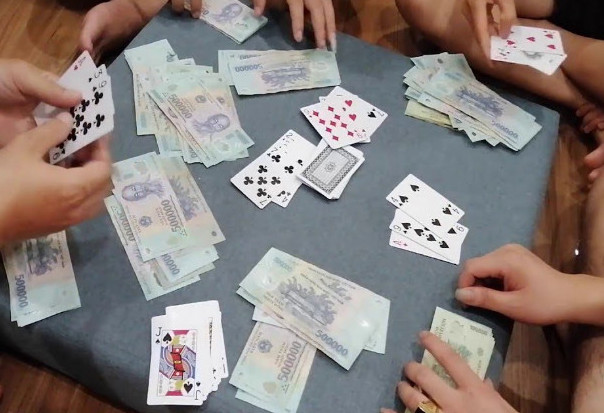 Sau đó, miếng đất của bố mẹ để lại cho anh ta để dựng nhà, cưới vợ cũng bị Khé bán đi đánh bạc. Sau khi liều lĩnh cắm chiếc xe máy của người quen rồi bị kết án 10 tháng tù về tội lừa đảo chiếm đoạt tài sản, Khé vừa ra tù tháng 10/2020 nhưng đối tượng vẫn không lấy đó làm bài học. (Ảnh minh họa, nguồn Internet)