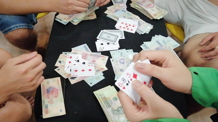 Tại cơ quan, hành vi phạm tội của Khé đã được làm rõ: Có trong tay nghề khoan đá, nếu chịu khó làm việc mỗi ngày Khé có thể kiếm được từ 2-3 triệu đồng. Thế nhưng, lười lao động và lại có máu mê đỏ đen nên số tiền kiếm được của anh ta đều lần lượt đội nón ra đi. Và cũng chỉ vì đỏ đen mà anh ta trượt dài trên con đường phạm tội. (Ảnh minh họa, nguồn Internet)