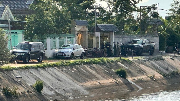 Nguyễn Văn Thảo (tức Thảo "lụi"), một tay giang hồ cộm cán ở Bình Thuận vừa bị Cục Cảnh sát hình sự (Bộ Công an) thực hiện việc khám xét nhà tại căn biệt thự ven sông Bến Lội (phường Xuân An, TP Phan Thiết). Theo thông tin ban đầu, Nguyễn Văn Thảo đang bị điều tra do liên quan đường dây bảo kê hoạt động kinh doanh bất động sản và một số hoạt động phi pháp khác.