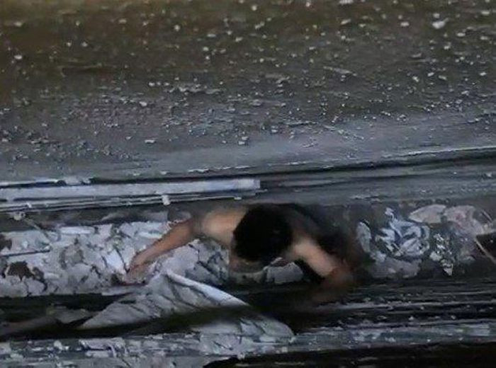Người đàn ông thoát chết khi ngã từ tầng 4 xuống khe tường: Sáng 30/9, tại số nhà 50, đường Tuệ Tĩnh, phường Nam Thành, TP Ninh Bình, do bất cẩn anh Đỗ Đức Long (SN 1988) trú tại phường Nam Thành bị ngã từ tầng 4 xuống đất. Nạn nhân bị mắc kẹt giữa 2 khe tường rất hẹp, người dân không thể tiếp cận nên báo cơ quan chức năng giải cứu. Anh Long bị đa chấn thương được đưa đi cấp cứu tại Bệnh viện Đa khoa tỉnh Ninh Bình.