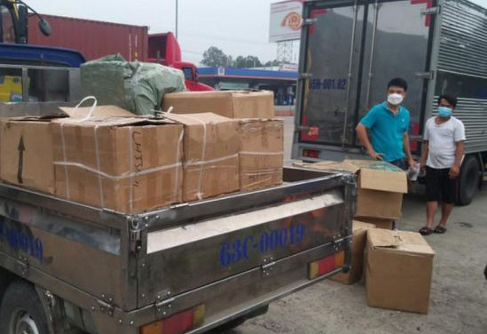 Phát hiện ô tô "luồng xanh" chở hàng hóa không rõ nguồn gốc qua chốt: Ngày 30/9, Công an tỉnh Tiền Giang cho biết, chốt kiểm soát dịch bệnh COVID-19 tại cửa ngõ vào đường cao tốc Trung Lương - TP HCM vừa phát hiện 1 ô tô tải 'luồng xanh' chở hàng hóa không rõ nguồn gốc. Qua kiểm tra, lực lượng làm nhiệm vụ phát hiện trong xe tải có chứa gần 2 tấn các loại mỹ phẩm ngoại nhập.