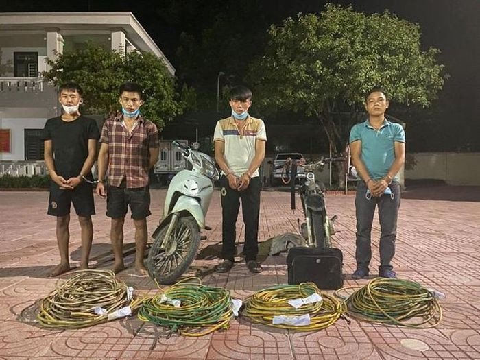 Bắt nhóm chuyên cắt trộm dây chống sét của 31 trạm phát sóng viễn thông: Các đối tượng đã cắt trộm dây cáp chống sét tại 31 trạm phát sóng BTS trên địa bàn 4 huyện: Thanh Chương, Con Cuông, Anh Sơn, Đô Lương (tỉnh Nghệ An) với tổng giá trị tài sản trên 156 triệu đồng. Hiện, nhóm đối tượng này đang bị Công an huyện Anh Sơn tạm giữ để điều tra.