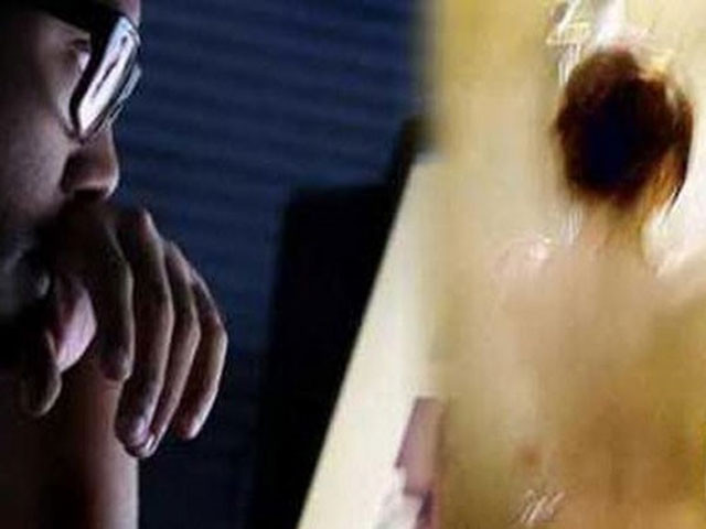 Cô gái xinh đẹp bị người tình lớn tuổi dùng ảnh "nóng" tống tiền: Sau khi dùng điện thoại ghi lại nhiều hình ảnh "nóng" qua những lần quan hệ tình dục, Nguyễn Văn Quân (SN 1978, trú huyện Xuyên Mộc, Bà Rịa - Vũng Tàu) đe dọa, yêu cầu người tình là chị M.T.L. (SN 1992, trú cùng địa phương) đưa 15 triệu đồng thì bị bắt. Ngày 30/9, Quân đang bị Công an tỉnh Bà Rịa - Vũng Tàu tạm giữ. (Ảnh minh hoạ)