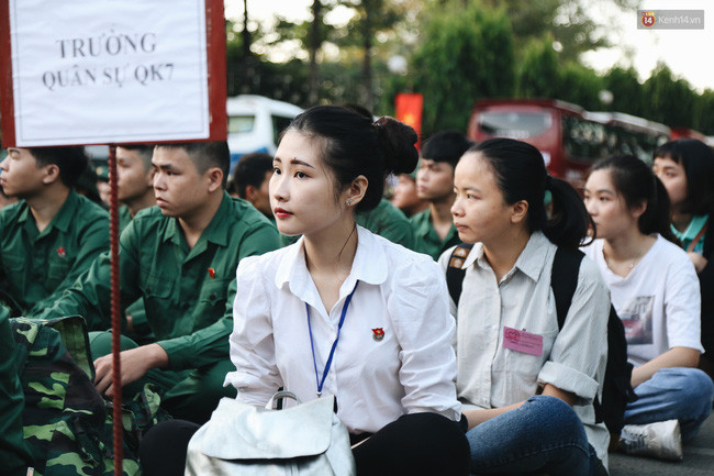 Cô gái trẻ Nguyễn Thị Thủy Tiên (24 tuổi, quận Gò Vấp) chia sẻ: "Tôi thích môi trường quân đội vì tính kỷ luật, kỷ cương và khi vào đây tôi hy vọng sẽ học được tính kiên trì, kỷ luật. Trước khi quyết định ứng tuyển nhập ngũ tôi đã tham khảo và học hỏi từ những người đi trước. Khi quyết định đi lính, may mắn là gia đình cũng ủng hộ nên tôi càng quyết tâm hơn". (Ảnh: Kênh 14).