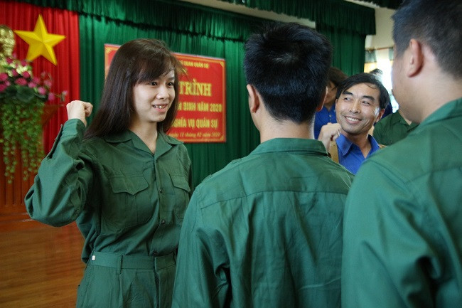 “Từ nay, bộ quân phục em mặc trên người sẽ luôn nhắc nhở em ghi nhớ, đứng trong quân ngũ phải nỗ lực hết mình mà học tập, huấn luyện để phụng sự tổ quốc...”, Nguyễn Trúc Sơn chia sẻ. (Ảnh: CAND).