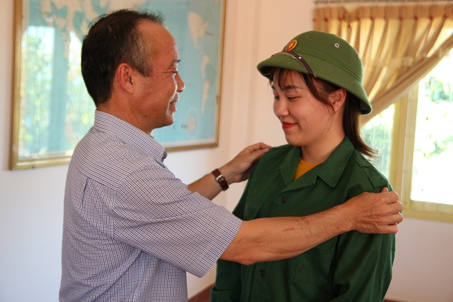 Cùng với trên 1.000 nam thanh niên ưu tú, Nguyễn Trúc Sơn (xã Tân Văn, huyện Lâm Hà, tỉnh Lâm Đồng) và Trần Thị Thanh Thủy (thị trấn Liên Nghĩa, huyện Đức Trọng, tỉnh Lâm Đồng) cũng tham gia nhập ngũ. Trúc Sơn vừa tốt nghiệp Trường ĐH Kiểm sát Hà Nội năm 2019, cô gái 24 tuổi, đã làm đơn xin tham gia nhập nghĩa vụ quân sự tự nguyện năm 2020. Trúc Sơn cũng chính là một trong hai nữ thanh niên trúng tuyển nghĩa vụ quân sự đợt 1 năm 2020 tại tỉnh Lâm Đồng. (Ảnh: CAND).