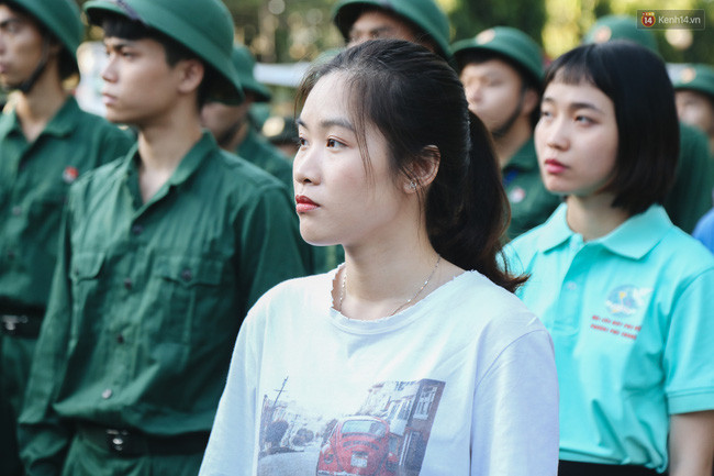 Các công dân nữ này viết đơn tình nguyện nhập ngũ tại trường Quân sự Quân khu 7.