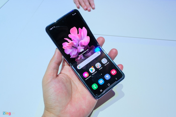 Máy được trang bị chip Snapdragon 855+, RAM 8 GB và bộ nhớ trong 256 GB, dung lượng pin 3.300 mAh, chạy trên nền Android 10. Đây là một trong những smartphone đầu tiên sử dụng bộ nhớ RAM DDR5 cho tốc độ truy xuất nhanh nhất thế giới và tiêu tốn ít điện năng hơn.