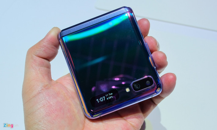Z Flip có phần màn hình phụ bên ngoài kích thước 1,1 inch. Màn hình phụ này cho phép người dùng nhận thông báo, xem giờ mà không cần mở toàn bộ máy. Điều này giúp hạn chế số lần gập của màn hình, kéo dài thời gian sử dụng. Galaxy Z Flip cũng cho phép trả lời cuộc gọi mà không cần mở máy, hoặc trả lời tin nhắn bằng cách nhấn vào thông báo rồi mở màn hình ra.