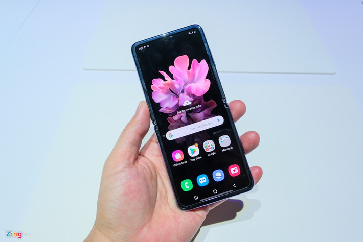 Samsung vừa công bố smartphone màn hình gập có tên Galaxy Z Flip. Đây là thiết bị gập đầu tiên trên thế giới có màn hình làm từ kính dẻo. Đây là model nối tiếp Fold năm ngoái đã gặp khó khi ra mắt. Thiết kế mới có thể xem là cuộc cách mạng từ Samsung trong việc làm smartphone gập với cơ chế chắc chắn, lịch lãm.