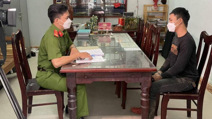 Đâm bạn trọ trọng thương rồi cướp xe máy bỏ trốn: Nguyễn Văn Hậu (25 tuổi, quê Bình Định) đã dùng dao đâm bạn trọ cũng là đồng hương trọng thương rồi cướp xe máy trốn về quê xảy ra tại quận Cẩm Lệ, TP Đà Nẵng. Ngày 11/3, Công an quận Cẩm Lệ cho biết đã bắt tạm giam Hậu để điều tra, làm rõ.