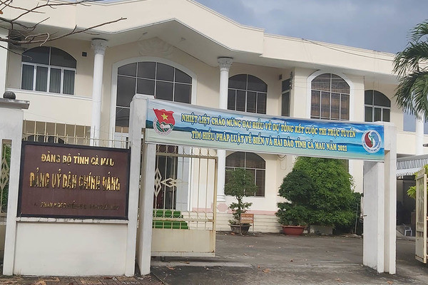 Bắt giam nguyên kế toán tham ô hơn 1,3 tỷ đồng tiền Đảng phí: Ngày 11/3, Công an tỉnh Cà Mau đã khởi tố bị can và bắt tạm giam 4 tháng đối với Trần Văn Phương (38 tuổi, ngụ TP Cà Mau, nguyên kế toán Đảng ủy Dân chính Đảng) để điều tra về hành vi tham ô 1,3 tỷ đồng tiền Đảng phí.
