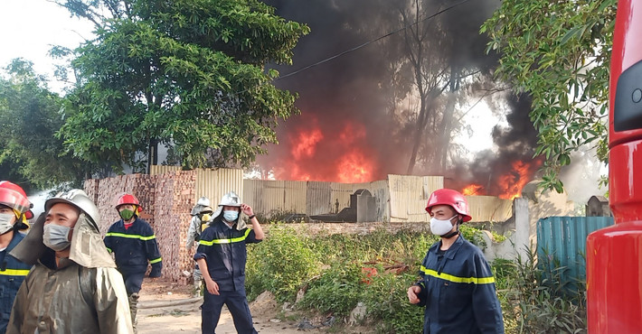 Nhận được tin báo, các đơn vị nghiệp vụ đã khẩn trương có mặt tại hiện trường để tiến hành dập lửa.