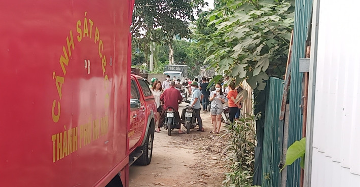Tại khu vực xảy ra vụ hoả hoạn, cột khói lửa bốc cao hàng trăm mét, bao trùm một vùng rộng lớn khiến nhiều người quanh khu vực tò mò đến xem.