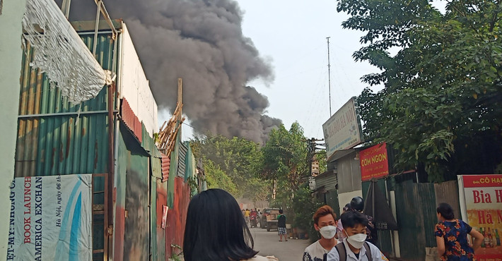 Ngay sau khi phát hiện ra vụ cháy, người dân đã nhanh chóng thông báo cơ quan chức năng.