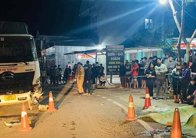 Theo thông tin ban đầu, vụ xe máy đấu đầu xe tải khiến 2 người tử vong xảy ra vào khoảng 20h20 ngày 16.5, tại km 174+ 550 Quốc lộ 32, đoạn qua địa phận thôn Văn Hưng, xã Cát Thịnh, huyện Văn Chấn, tỉnh Yên Bái.