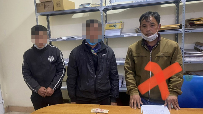 'Nổ' có khả năng 'chạy án' để lừa đảo chiếm đoạt tài sản: Nguyễn Bá Quỳnh (SN 1982, trú xã Thân Thuộc, Tân Uyên, Lai Châu) đã đưa ra thông tin không đúng sự thật rằng bản thân có khả năng 'chạy án' để xin giảm án nhằm mục đích lừa đảo, chiếm đoạt tiền. Ngày 17/5, Công an huyện Tân Uyên cho biết vừa bắt giữ Quỳnh để điều tra, làm rõ.