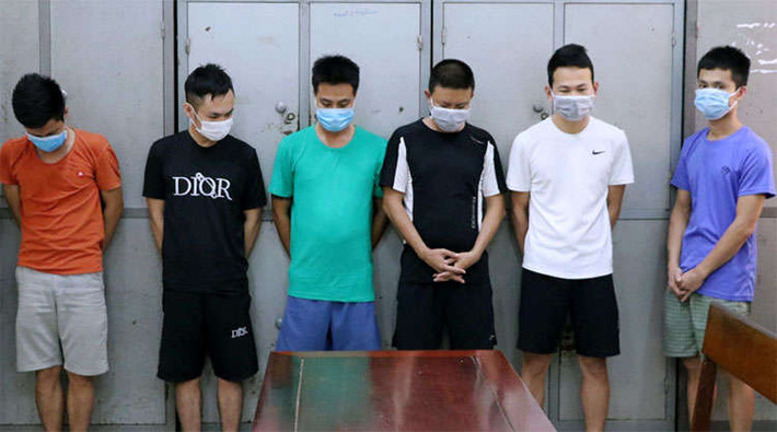 Đại úy Công an xóc đĩa trong khách sạn: Ngày 17/5, Công an huyện Cẩm Xuyên, Hà Tĩnh đã đột kích một phòng của khách sạn đóng ở thị trấn Cẩm Xuyên, bắt quả tang Nguyễn Thế Đông (37 tuổi, mang quân hàm đại úy, công tác tại Công an huyện Can Lộc) cùng 12 người đang đánh xóc đĩa. Ngày 1/6, 11 người bị Công an huyện Cẩm Xuyên bị khởi tố bị can về tội Đánh bạc. Trong 11 bị can, 7 người bị bắt tạm giam, một người đang điều trị tại bệnh viện 3 trường hợp đã bỏ trốn.