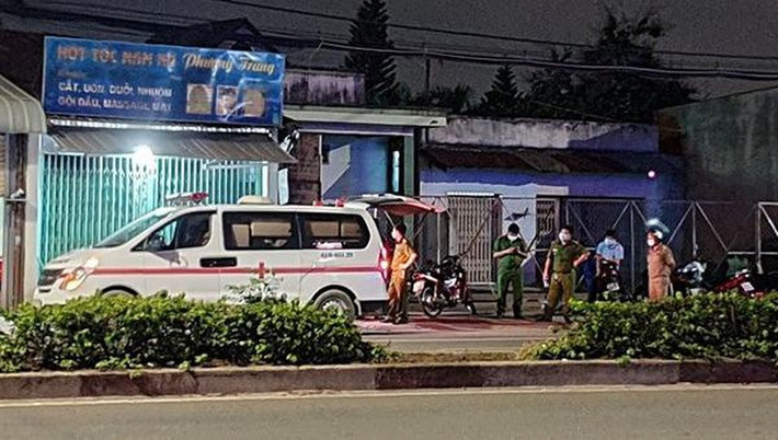 Nam sinh viên lõa thể tử vong trong phòng trọ: Đêm 31/5, chủ một nhà trọ tại phường Vĩnh Phú (TP Thuận An, Bình Dương) thấy anh L.Q.K (23 tuổi, trú tại Long An), sinh viên đại học tại TP HCM cả ngày không ra ngoài nên nghi ngờ và đi kiểm tra. Khi phá cửa vào trong, chủ nhà trọ phát hiện anh K. đã chết trên gác, trên người được quấn chăn và không mặc quần áo. Thi thể đang trong quá trình phân hủy.