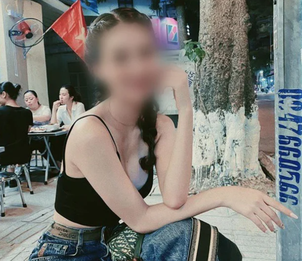 Trước đó, ngày 27/5, trên mạng xã hội Facebook xuất hiện một clip có độ dài khoảng 8 phút ghi lại cảnh nhạy cảm của một cặp đôi. Cư dân mạng ngay sau đó đã nhận định cô gái trong clip là chị V.T.A.T, một hot girl 9x nổi tiếng, từng tham gia đóng phim “Về nhà đi con” và từng đăng ký thi Hoa Hậu Việt Nam vào năm 2020.