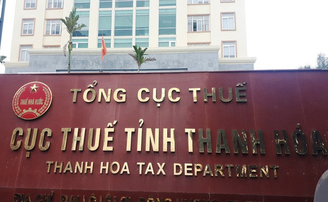 Khi giao tiếp với bà H., Đính nói rất ít, chỉ ra hiệu bằng tay hoặc viết giấy. Khi được bà H. đưa tiền tại bàn uống nước, Đính không nhận mà ra hiệu để bà H. đi ra ôtô của Đính mới nhận tiền. Sau khi nhận tiền, ông Đính vừa lái ôtô về Cục Thuế tỉnh Thanh Hóa thì bị công an bắt giữ, tịch thu toàn bộ số tiền 100 triệu đồng mà Đính vừa nhận của bà H..