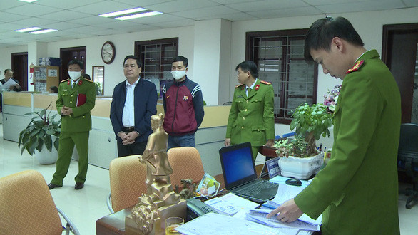 Bắt quả tang trưởng phòng Cục Thuế Thanh Hóa nhận tiền của doanh nghiệp: Ngày 20/3, Công an tỉnh Thanh Hóa cho biết, chiều 19/3, cơ quan chức năng bắt quả tang ông Nguyễn Ngọc Đính (57 tuổi) đang có hành vi cưỡng đoạt 100 triệu đồng của một doanh nghiệp trên địa bàn tỉnh.