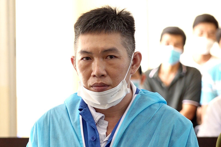Khi xe vừa dừng lại, từ phía sau Nhàn bất ngờ rút dao đâm liên tiếp nhiều nhát vào người nạn nhân, khiến ông Đẹp không kịp phản ứng. Kẻ thủ ác tiếp tục những nhát đâm, chém chí mạng cho đến khi nạn nhân bất động mới dừng tay, cắm con dao xuống đất bên cạnh thi thể nạn nhân rồi nhanh chóng tẩu thoát khỏi hiện trường. Ngày 24/5/2022, TAND tỉnh An Giang tuyên phạt bị cáo Nhàn chung thân về tội Giết người. Đồng thời, Hội đồng xét xử cũng buộc bị cáo có trách nhiệm bồi thường cho đại diện hợp pháp người bị hại số tiền trên 100 triệu đồng.