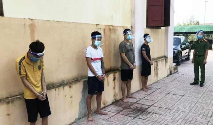 Triệt xóa ổ nhóm lừa bán nhiều xe ô tô: 4 đối tượng đã bàn bạc, đóng giả làm Giám đốc các doanh nghiệp xây dựng, sử dụng các loại giấy tờ giả rồi mang đến các cơ sở kinh doanh xe ô tô tự lái trên địa bàn TP.Vinh, huyện Quỳnh Lưu... để làm hợp đồng thuê xe lừa đảo chiếm đoạt hơn 3 tỷ đồng. Ngày 13/9, 4 đối tượng này bị Công an tỉnh Nghệ An bắt giữ.