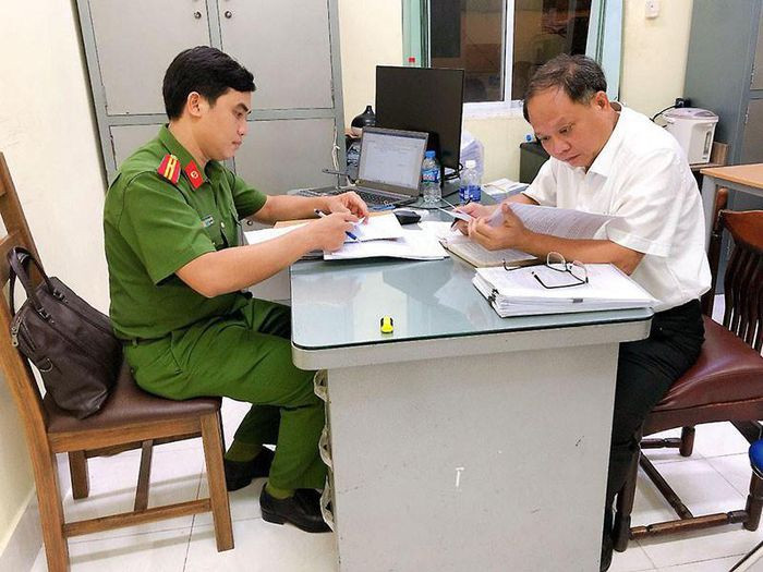 Tống đạt cáo trạng truy tố ông Tất Thành Cang ra tòa: Ngày 13/9, VKSND TP.HCM đã tống đạt cáo trạng truy tố ông Tất Thành Cang - Cựu Phó bí thư Thành ủy TP HCM, Tề Trí Dũng (cựu tổng Giám đốc IPC, Chủ tịch HĐQT SADECO) và các đồng phạm trong vụ tham ô, vi phạm quy định về quản lý, sử dụng tài sản nhà nước tại SADECO.