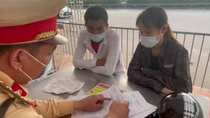 Tự điền giấy đi đường cho bạn gái để "thông chốt": Nhằm qua chốt kiểm dịch, Nguyễn Văn Việt (29 tuổi, ở Tuyên Quang) đã tự điền giấy đi đường cho bạn gái. Sau khi kiểm tra, lực lượng chức năng tại huyện Thanh Trì (Hà Nội) còn phát hiện Việt còn 5 giấy đi đường đã ký tên và đóng dấu của 2 doanh nghiệp khác nhau nhưng chưa ghi nội dung.