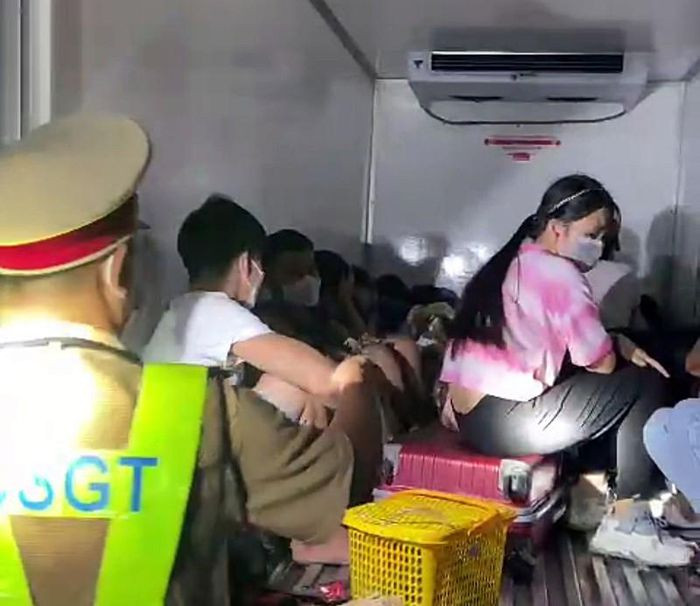 15 người có cả trẻ em trong thùng xe đông lạnh "thông chốt": Ngày 13/9, Công an tỉnh Bình Thuận vừa phát hiện 15 người trong đó có trẻ em bị nhét trong thùng xe đông lạnh, họ đều vã mồ hôi và có dấu hiệu khó thở sau hành trình hơn 50 km. Cả tài xế và 15 người trên xe đều xuất trình kết quả test nhanh âm tính với COVID-19 còn hiệu lực.