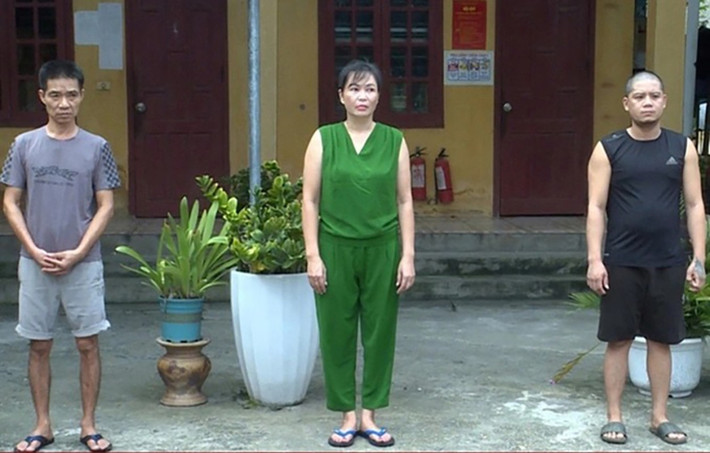 Triệt phá nhóm mua bán trẻ dưới 16 tuổi phục vụ quán karaoke: Ngày 25/9/2022, Nguyễn Thị Nhung, 47 tuổi; Trần Văn Cẩn, 51 tuổi và Trần Trường Oanh, 33 tuổi, bị Công an huyện Bình Xuyên khởi tố, bắt tạm giam để điều tra tội Mua bán người dưới 16 tuổi. Nhung chi 20 triệu đồng để mua ba nhân viên nữ 13-14 tuổi từ các quán karaoke khác về. Đầu tháng 8, các đối tượng lại bán 3 em cho quán karaoke DJ Club ở huyện Bình Xuyên lấy 74 triệu đồng. Gia đình một nạn nhân sau đó phát hiện sự việc nên làm đơn trình báo cảnh sát.
