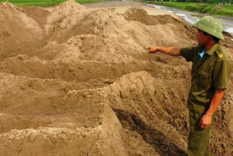 Theo hồ sơ vụ án, Công trường QL 21A đoạn chạy qua xã An Nội (huyện Bình Lục, Hà Nam) những ngày tháng 8/2012 trời cứ mưa dầm. Sáng sớm, khi thợ máy xúc bắt tay vào công việc thì thấy hai con chó đang đánh hơi rồi lấy chân cào trên ụ cát. Cũng lúc ấy, cơn gió thổi qua khiến mùi hôi thối bốc lên nồng nặc. Người công nhân định thần, nhìn kỹ vào đống cát thì thấy một cánh tay người dường như đã bị trận mưa hôm trước làm lộ, trồi ra. Hoảng sợ, người này vội báo cho cơ quan công an. (Nơi xảy sự việc)